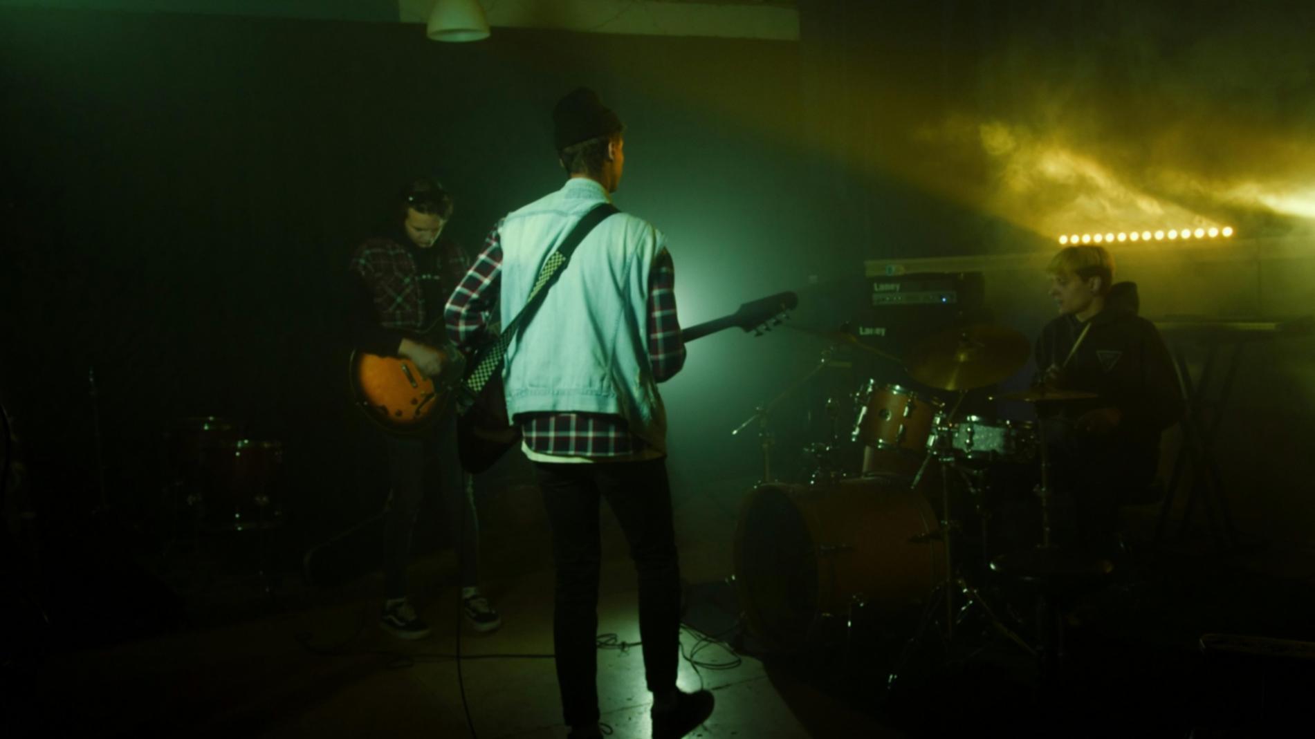 Studenti che lavorano su progetti musicali creativi